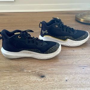 Size 8 Women’s Under Armour Basketball Shoe